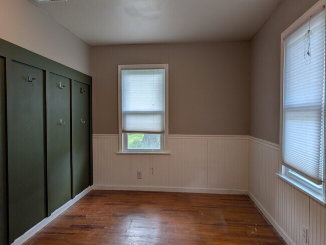 Building Photo - Beautiful 5 Bedroom 2 Bathroom Neenah Lake Home