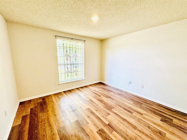 Building Photo - 2523 Woodbough Dr
