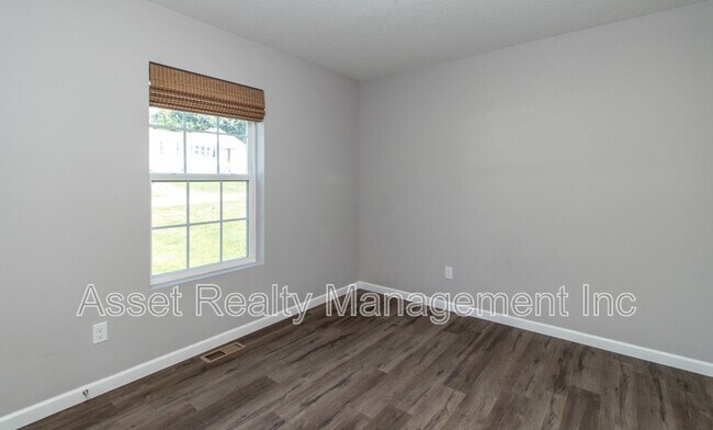 Building Photo - 524 Midlake Dr NE