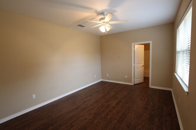 Building Photo - Coming Soon! Gorgeous 3 Bedroom Home in Th...