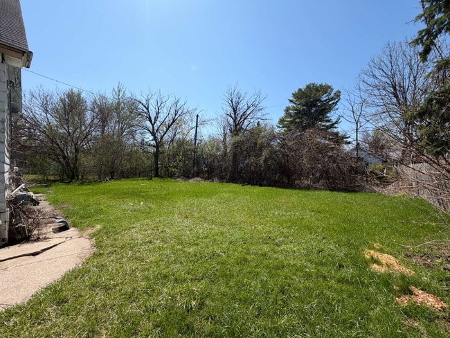 Building Photo - 2 bed, 1 bath Lower Unit in Duplex Available!