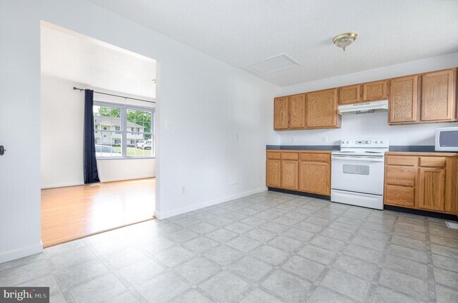 Building Photo - 513 E 11th Ave