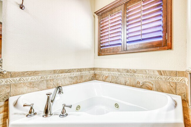 Building Photo - Westside area for Short Term Rental (Compl...