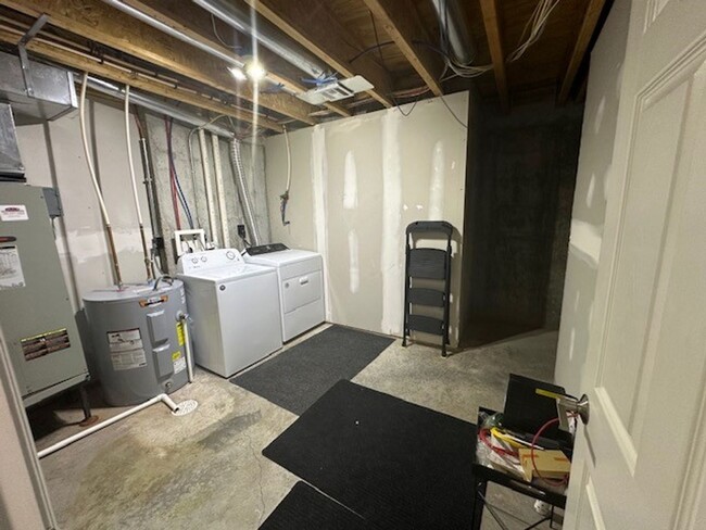 Building Photo - Beautiful Town Home + Deck & Patio + Easy ...
