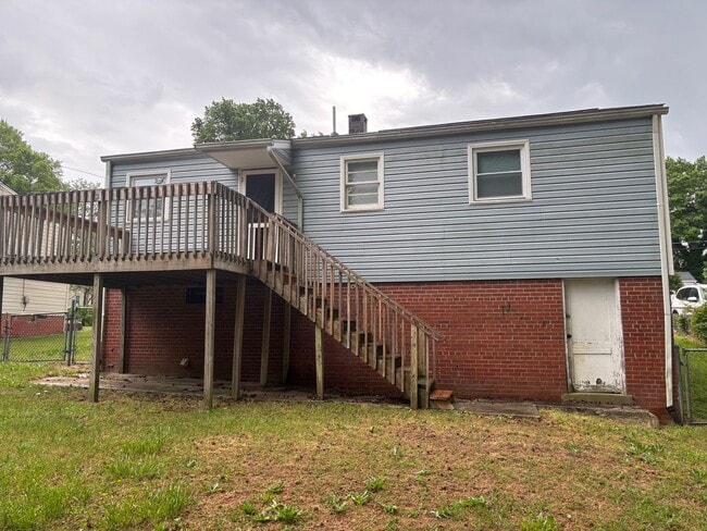Building Photo - 3 BEDROOM, 1 BATH, 900 SQ FT, GAS HEAT, WINDOW AC