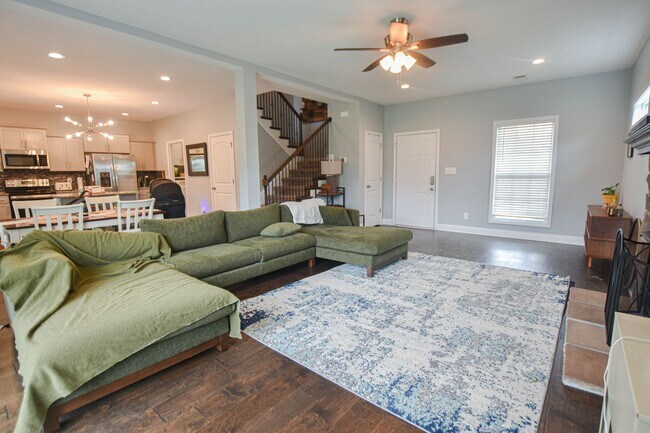 Building Photo - Pet Friendly Three Bedroom with Bonus in Rossview!