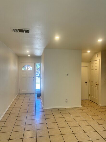 Building Photo - 8729 Ildica St