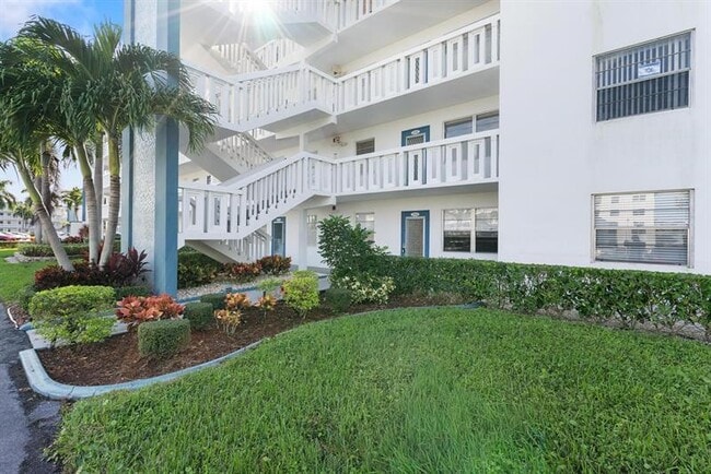 Building Photo - 1056 Exeter