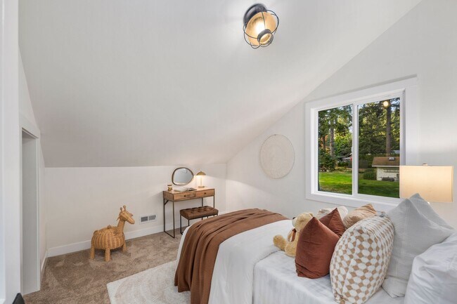 Building Photo - Redmond 4BD / 3BA Home with Central A/C on 3 Acres – Available Now