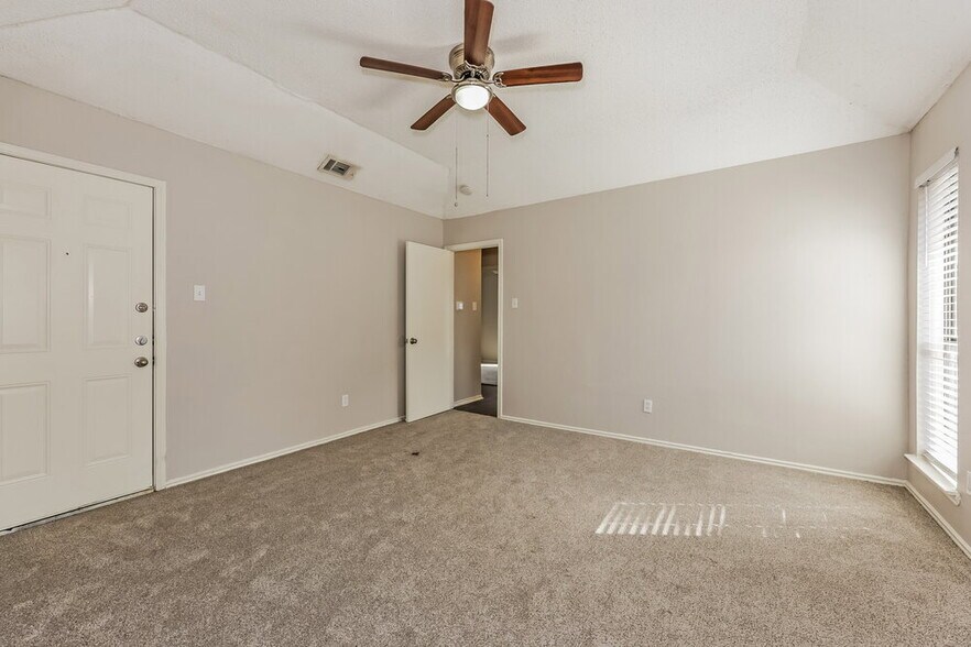 Building Photo - 2605 Hartford Ln