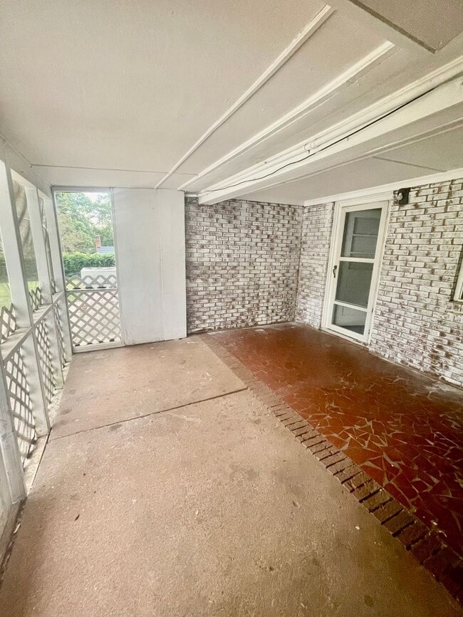 Building Photo - This Beautiful 4 bed 2.5 bath brick ranch ...