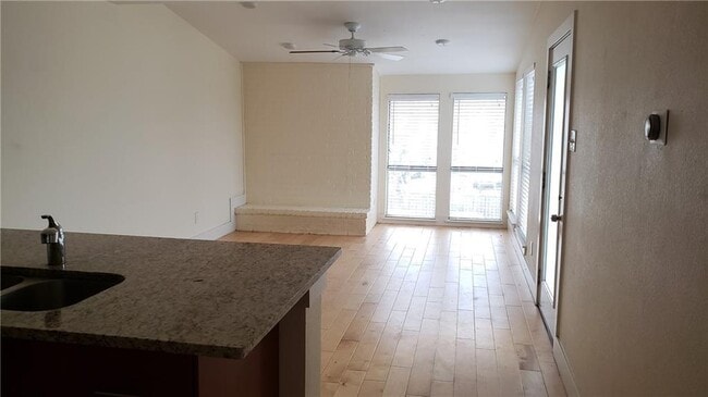 Building Photo - 909 Reinli St