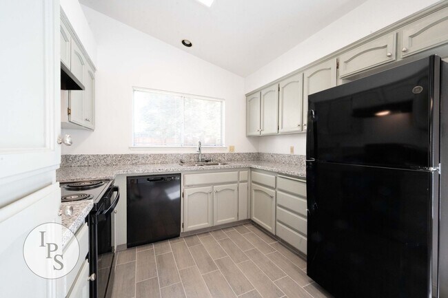 Building Photo - North Fresno Home in CUSD, 3BR/2BA, Beautiful Updates - Lots of Amenities!