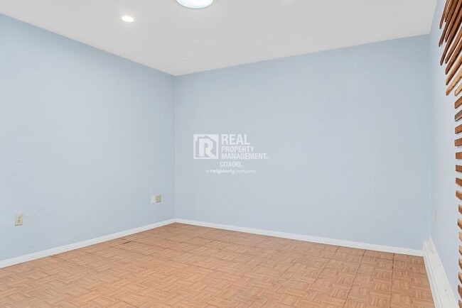 Building Photo - 1425 W Woodcrest Ave