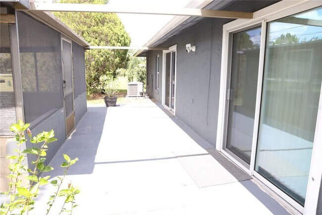 Building Photo - 10761 Lazy Lake Dr