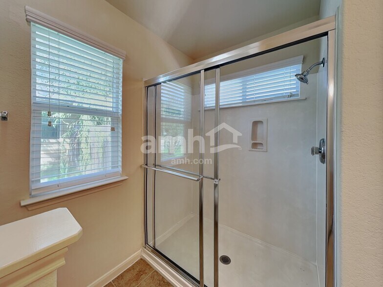 Building Photo - 2129 Hazelwood Dr