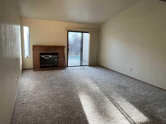 Building Photo - Single story condo located in Cedarbrook's Gated Community!