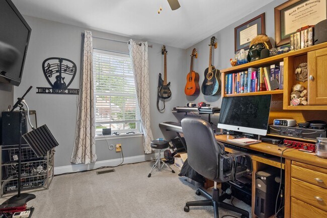 Building Photo - Stunning 4-bedroom, 2.5-bathroom rental of...