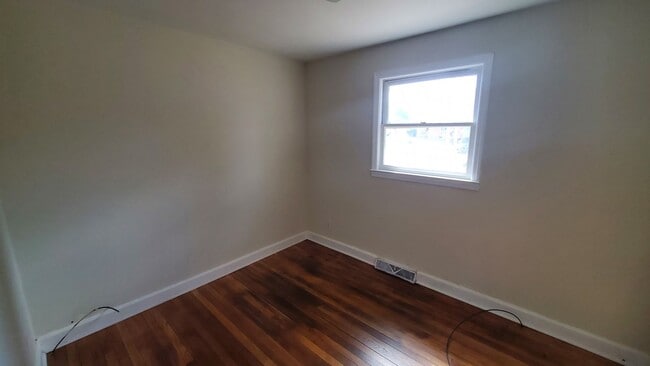 Building Photo - 3 Bedroom 1 Bathroom House