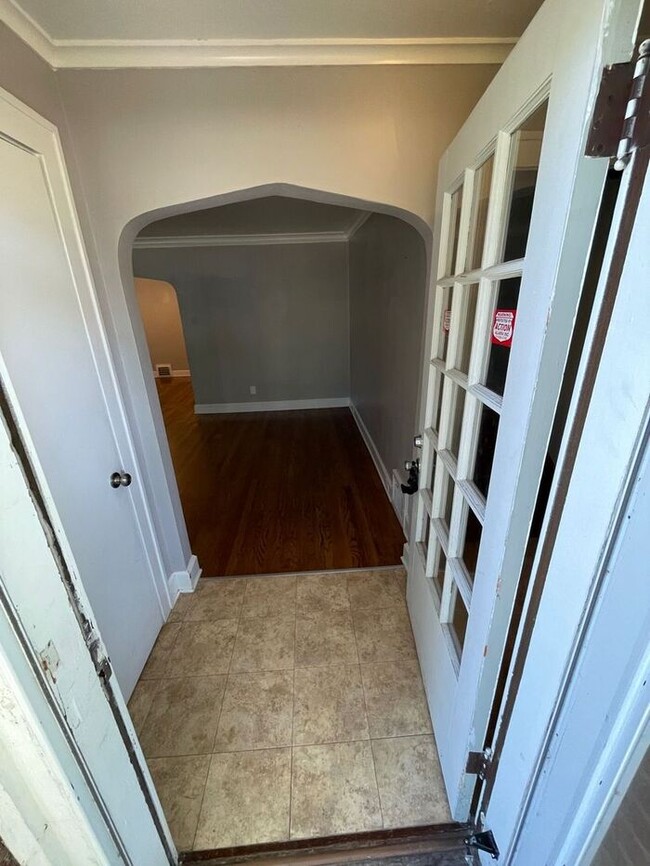 Building Photo - Charming 3 bedroom, 1.5 bathroom home in I...