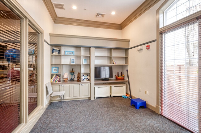 Building Photo - 400 Symphony Cir