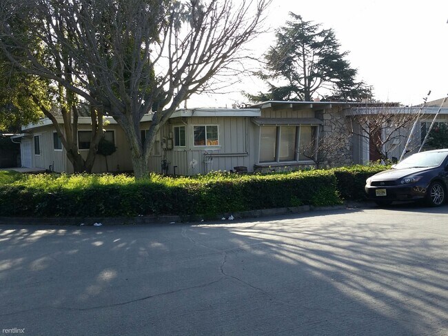 Building Photo - 1 br, 1 bath Townhome - 3722 Clough Avenue