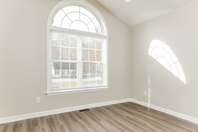 Building Photo - The Most Charming Thomasville Home!