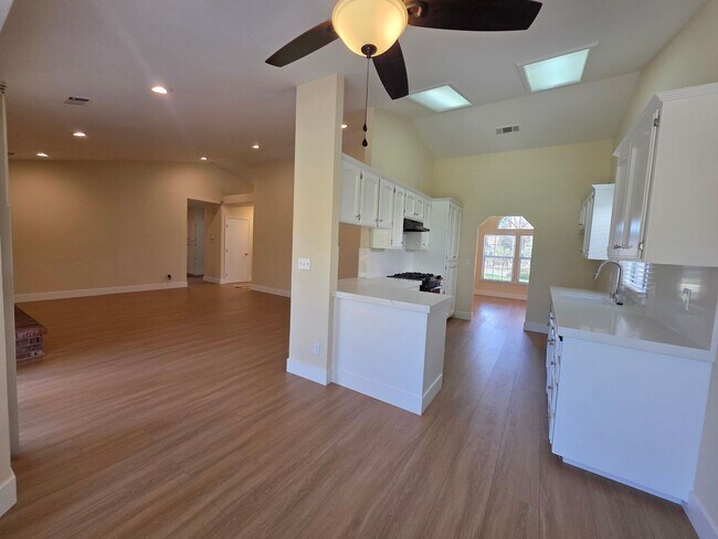 Building Photo - 444 N Tommy St