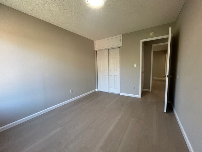 Building Photo - Nice 3br/1.5ba Town Home. Great school. Wa...