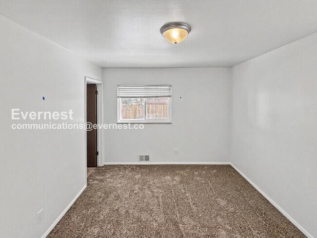 Building Photo - 4 Bed/3 Bath Home with Fenced Yard & Garage / Available Now!