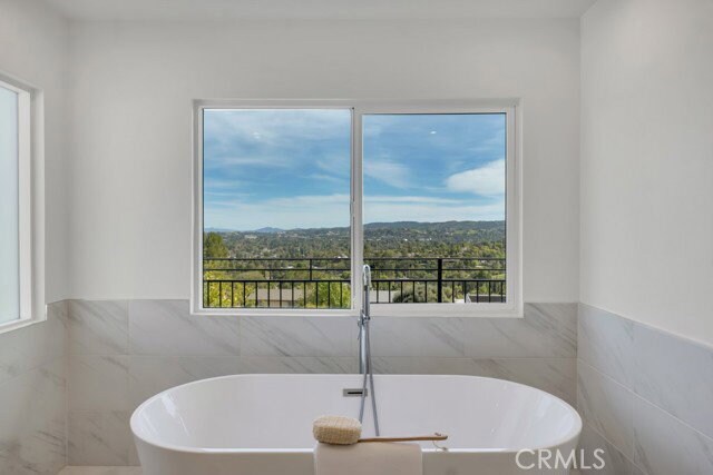 Building Photo - 5952 Woodland View Dr