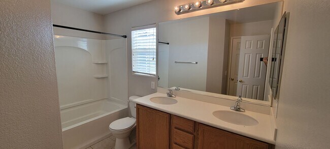 Building Photo - Executive Living Don't Miss Out 4 bdrm