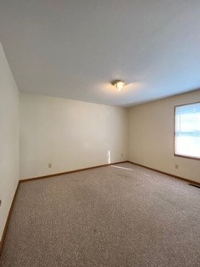 Building Photo - 212 Stonewall Ct
