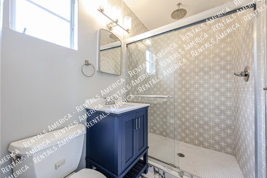 Building Photo - 1723 W Indianola Ave