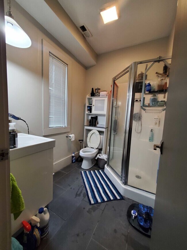 Building Photo - Nicely renovated 5 bed townhouse with all the extras!