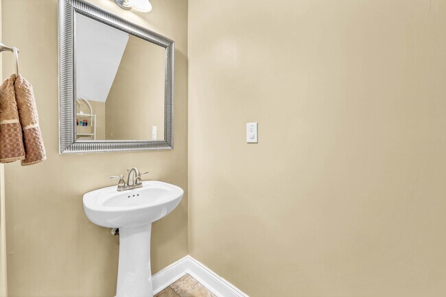 Building Photo - 3342 Cotham Ln