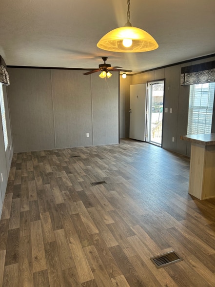 Building Photo - 302 Lakeview Rd