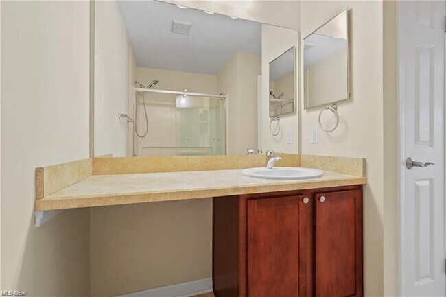 Building Photo - 240 Fox Hollow Dr
