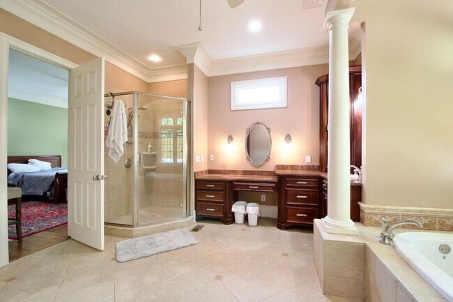 Building Photo - Executive Golf Course Rental in Moores Mil...