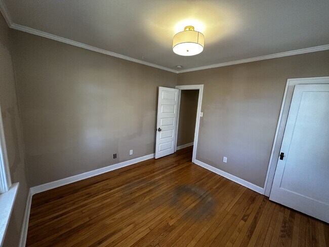 Building Photo - AVAILABLE NOW! "Charming 3-Bedroom Oasis with 2 Full Baths in the Sunset Neighborhood!"