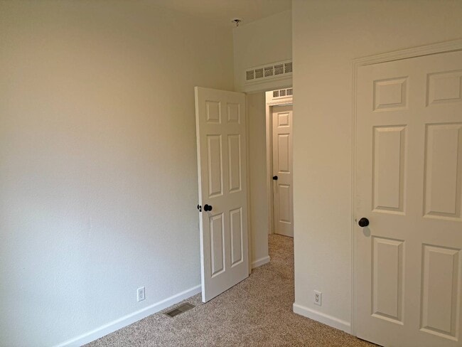 Building Photo - 220 S Elk St