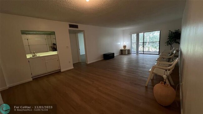 Building Photo - 16091 Blatt Blvd