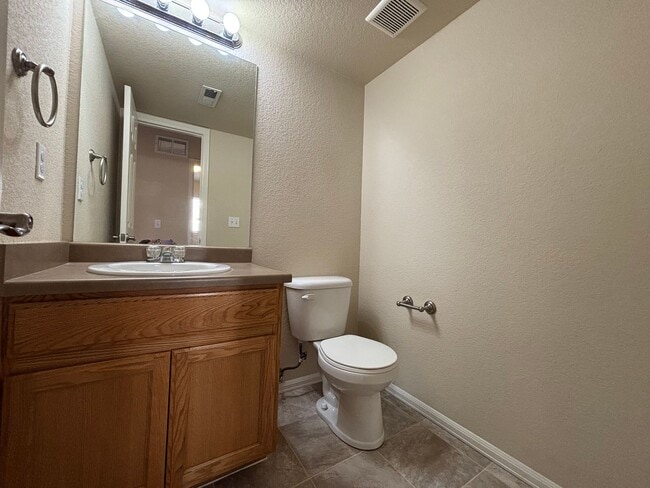 Building Photo - 3 Bed 2.5 Bath w/AC - MileStoneRES