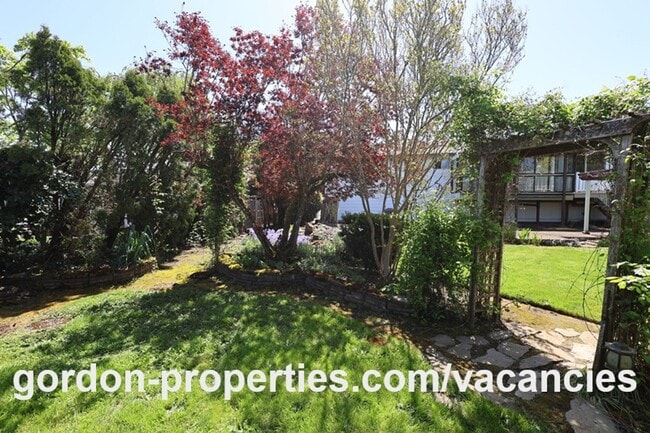 Building Photo - NE 22nd Ct - Gresham 4 bedroom split level home