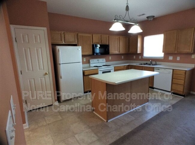 Building Photo - 18040 Delmas Dr