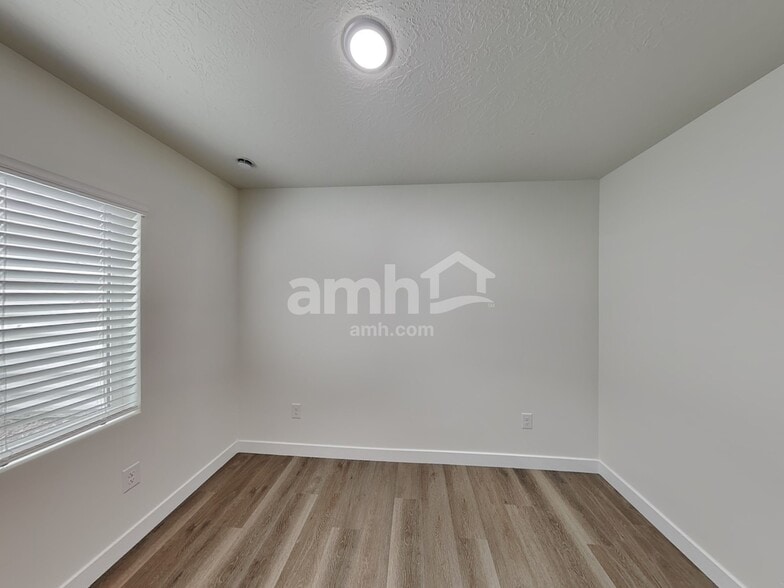 Building Photo - 1232 W Mahogany St