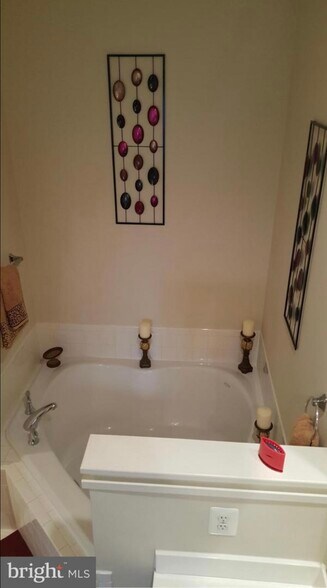 Building Photo - 5603 44th Ave