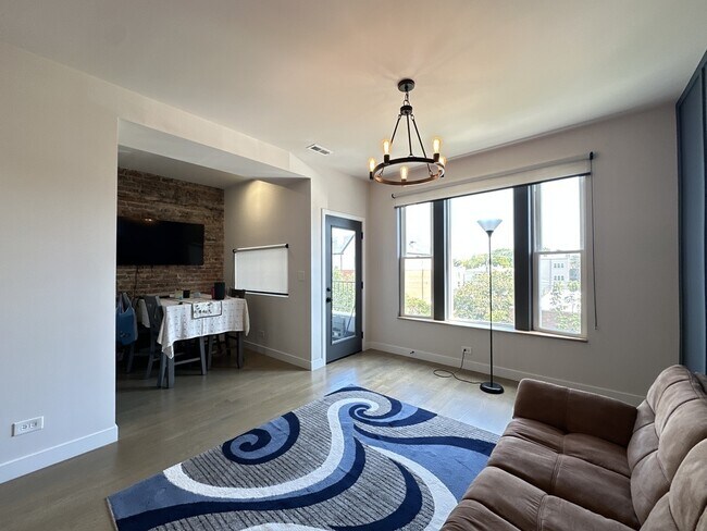 Building Photo - 908 N California Ave