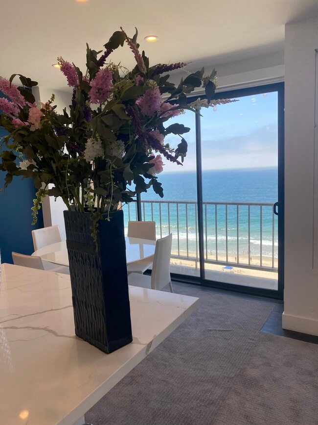 Building Photo - 727 Esplanade