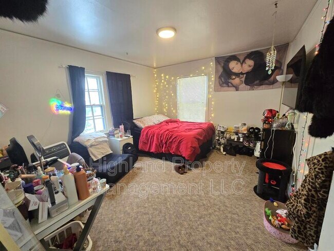 Building Photo - 520 NE Maple St